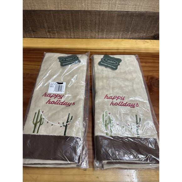 NWT St. Nicholas Square Hand Towel Happy Holidays Cactus Lights Set Of 2 - Picture 1 of 3